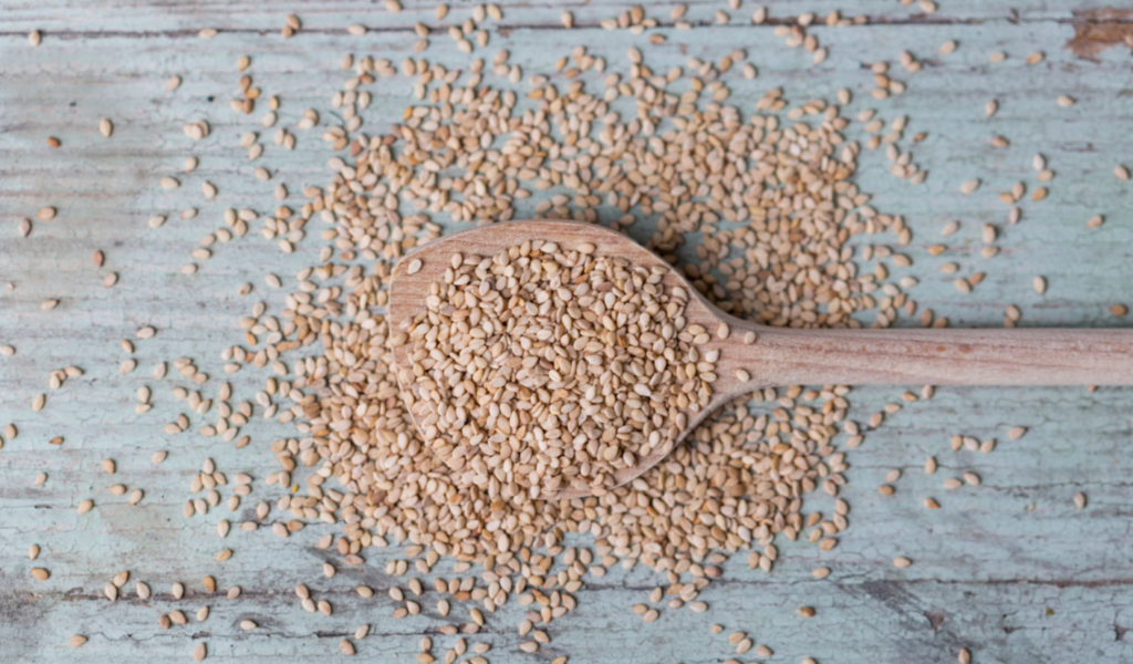 A vibrant display of sesame seeds highlighting their health benefits.